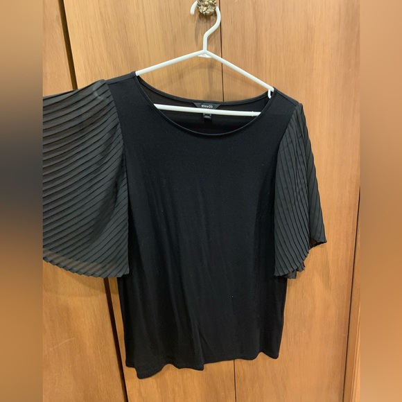 RW&Co t-shirt with sheer sleeves - Picture 1 of 4